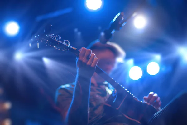 The artist plays the guitar. — Stock Photo, Image