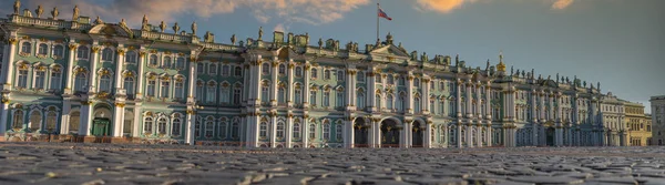 Winter palace in the city of St. Petersburg. — Stock Photo, Image