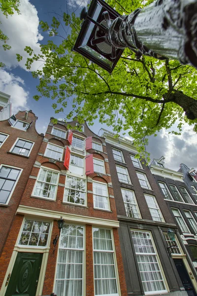 Traditionele oude gebouwen in Amsterdam — Stockfoto