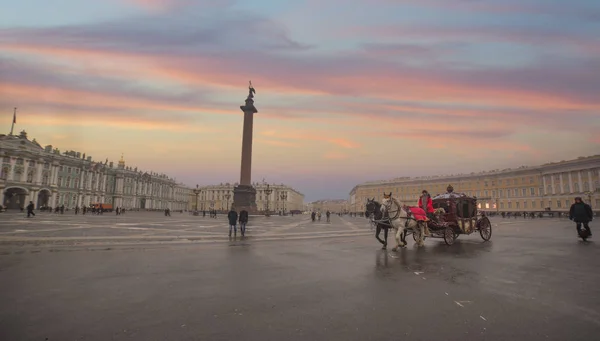 Horse carriage on the background of the Winter Palace — Stock Photo, Image