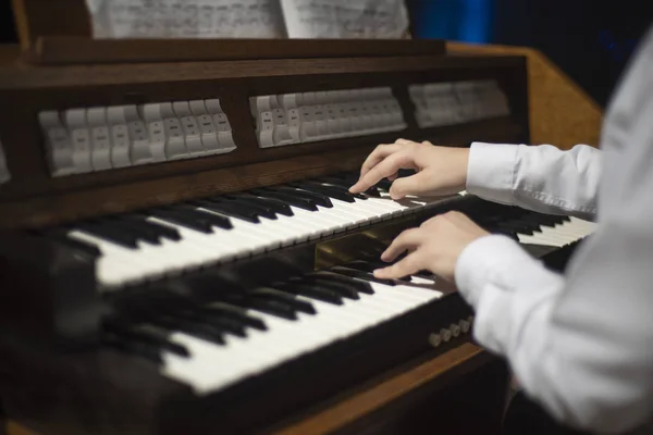 Hands play on the organ. — Stock Photo, Image