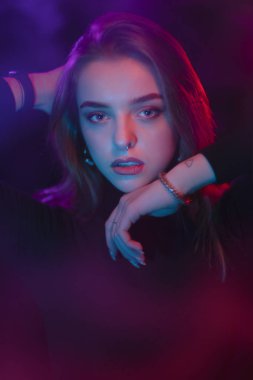 Neon ışığı ve bir kızın portresi..