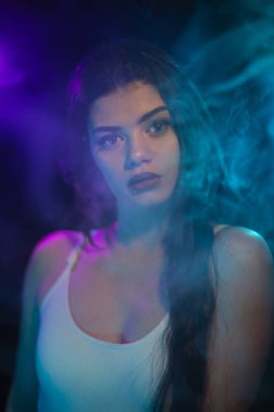 Neon ışığı ve bir kızın portresi..