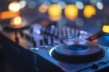 DJ karıştırma konsolu. Konserden önce bizi izleyin.