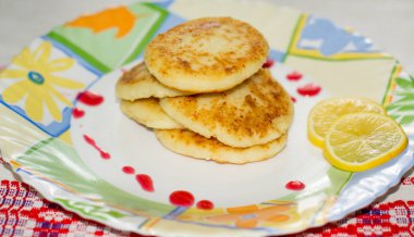 Limonlu bir tabakta tatlı peynirli gözleme