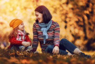 Mutlu aile sonbahar yürüyüş