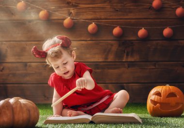 Şeytan kostümlü bebek kız