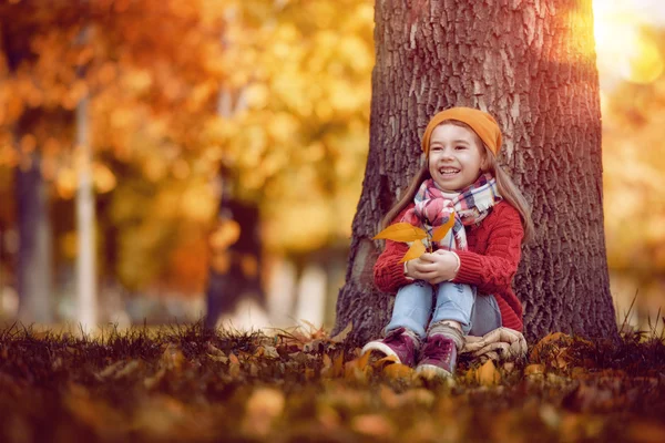 Flicka promenader i höstparken — Stockfoto