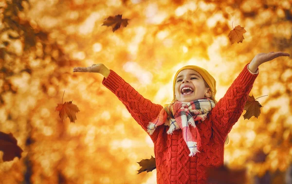 Dívka procházky v podzimním parku — Stock fotografie