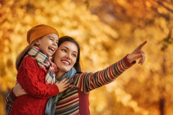 Mutlu aile sonbahar yürüyüş — Stok fotoğraf