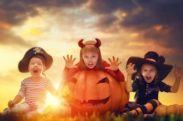 Kinderen op halloween — Stockfoto