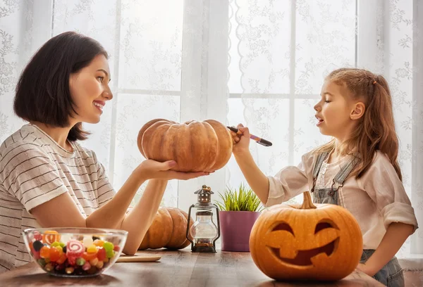 Familie bereitet sich auf Halloween vor. — Stockfoto