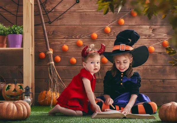 Hermanas en Halloween — Foto de Stock