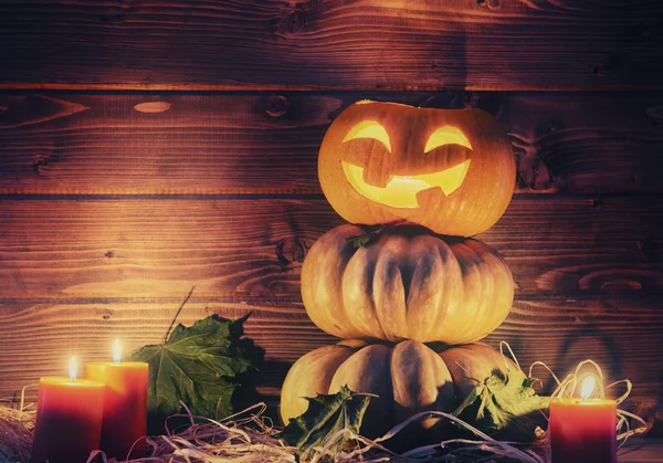 Kopf-Kürbis, Kerzen und Herbstblätter — Stockfoto