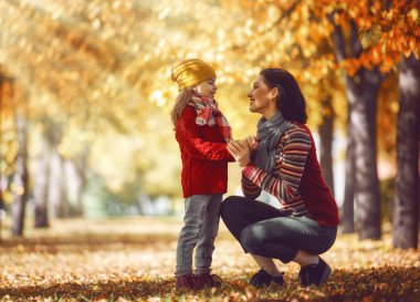 Mutlu aile sonbahar yürüyüş