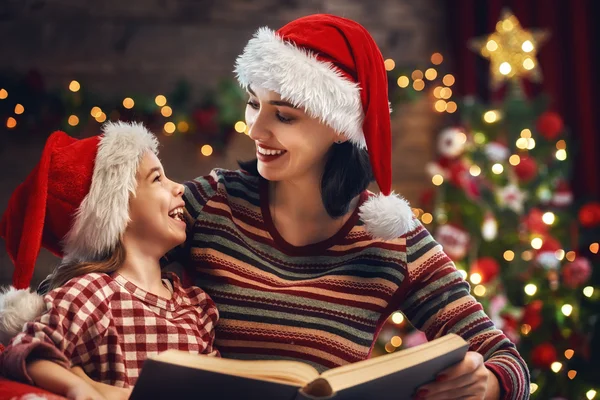 Mother reading a book — Stock Photo, Image