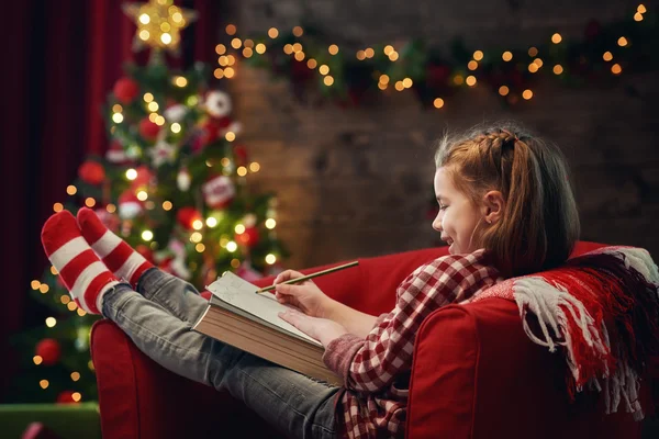 Meisje schrijft de brief aan de Kerstman — Stockfoto