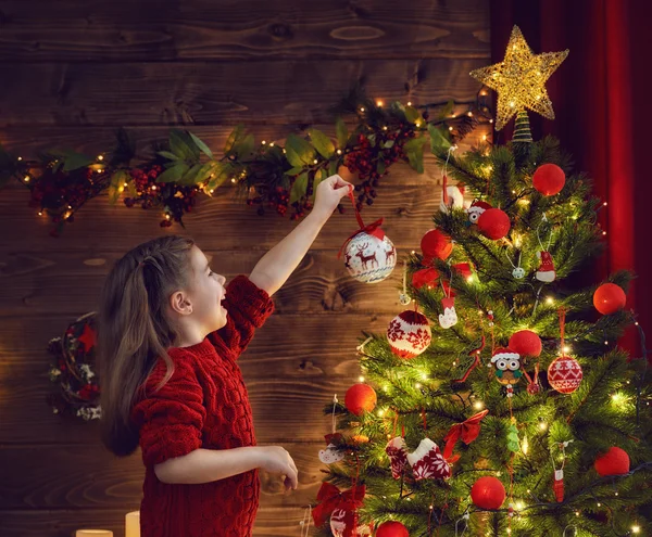 女孩装饰圣诞树 — 图库照片