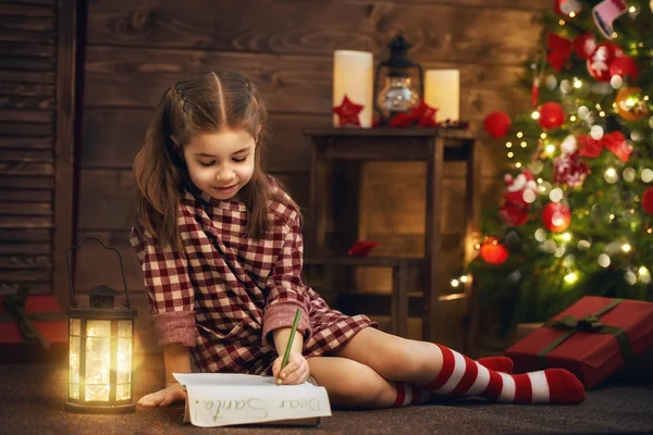 Mädchen schreibt Brief an den Weihnachtsmann — Stockfoto