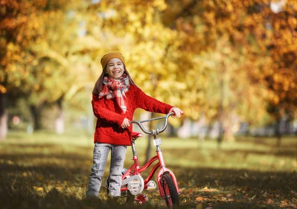 Chica caminando en otoño parque —  Fotos de Stock