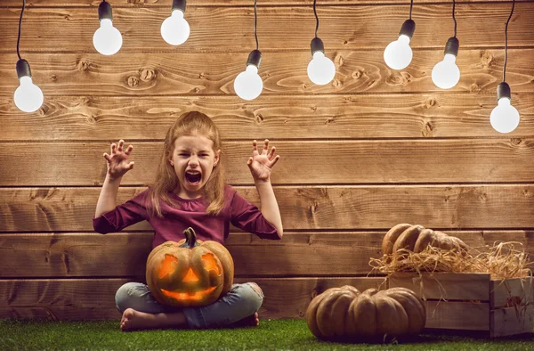 Bambino con testa di zucca — Foto Stock