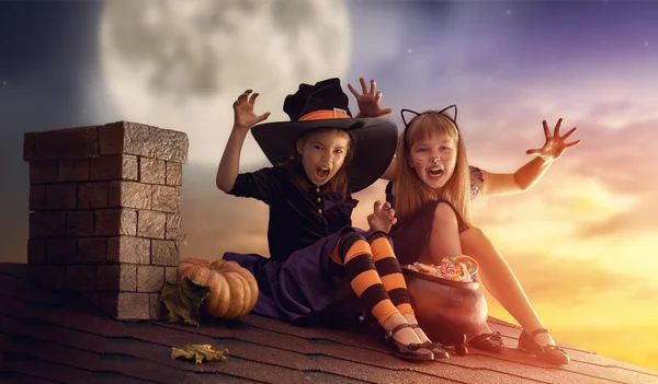 Systrar på Halloween — Stockfoto