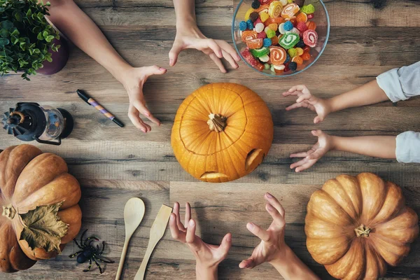 Familia preparándose para Halloween. — Foto de Stock