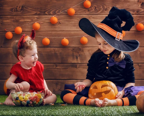 Systrar på Halloween — Stockfoto