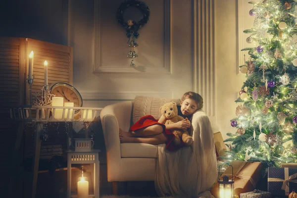 Chica durmiendo cerca de árbol de Navidad . — Foto de Stock