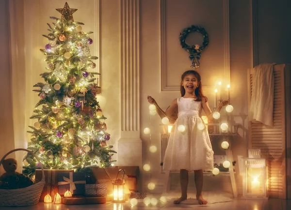 Kız Noel ağacı süsleme — Stok fotoğraf