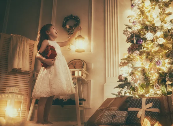 Meisje met kerstcadeau — Stockfoto