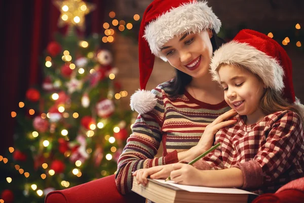 Girl writes the letter to Santa — Stock Photo, Image