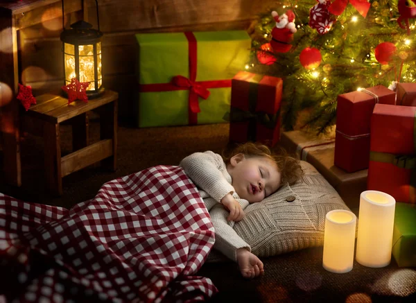 Baby flicka på jul — Stockfoto