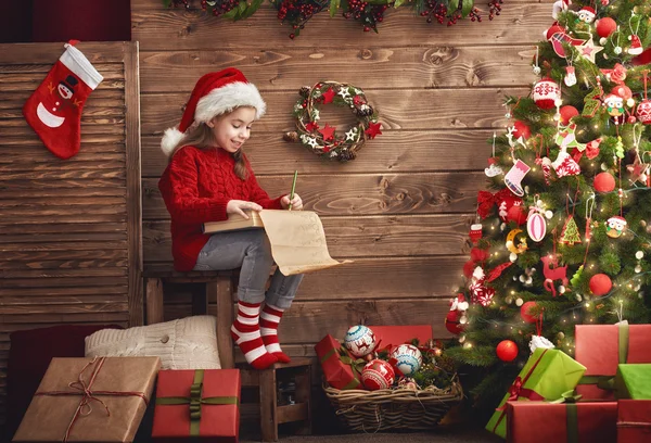 Ragazza scrive la lettera a Santa — Foto Stock