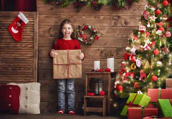 Mädchen mit Weihnachtsgeschenk — Stockfoto