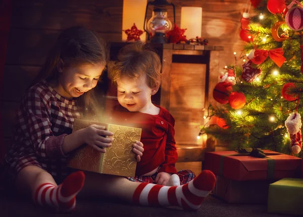 Sisters with magic box — Stock Photo, Image