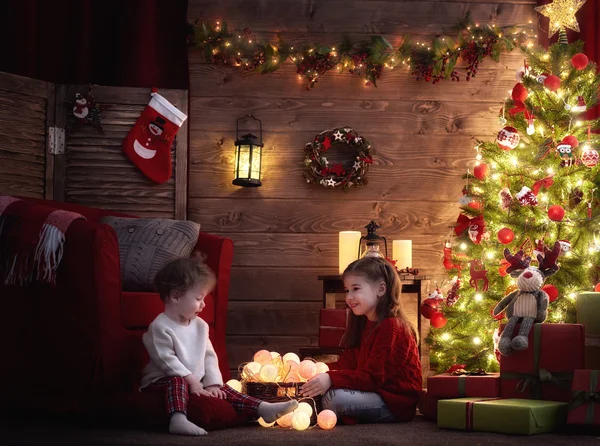 Meninas decorar a árvore de Natal — Fotografia de Stock