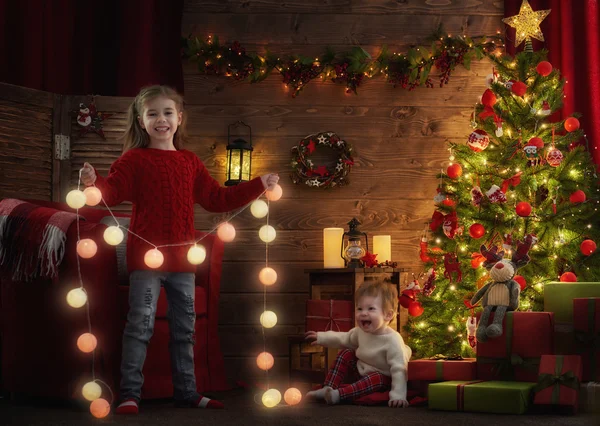 Niñas decorar el árbol de Navidad — Foto de Stock