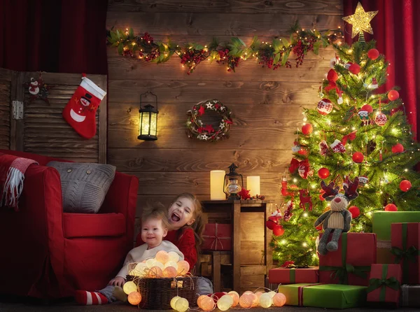 Meninas decorar a árvore de Natal — Fotografia de Stock