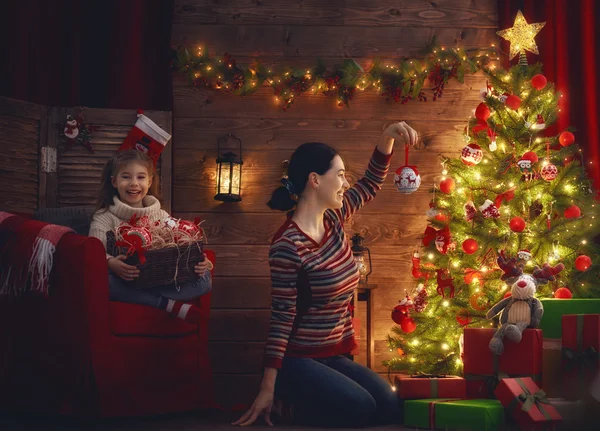 Mamma och dotter dekorera julgranen. — Stockfoto