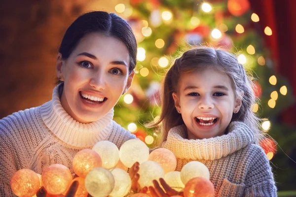 Máma a dcera zdobí vánoční stromek. — Stock fotografie