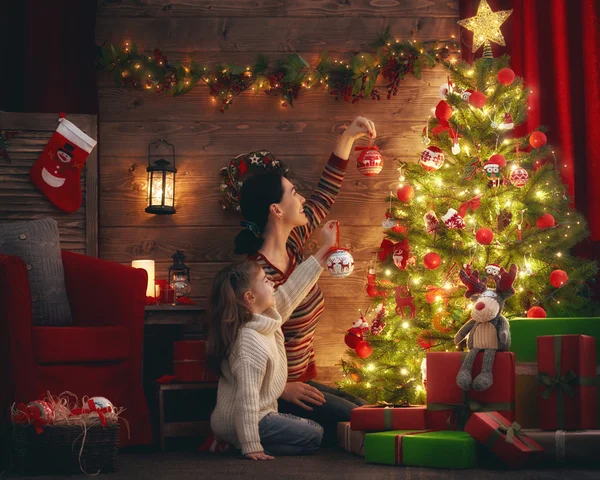 Mamma och dotter dekorera julgranen. — Stockfoto
