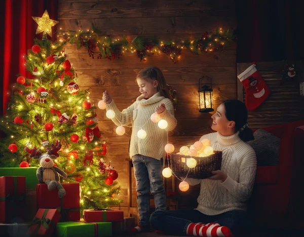 크리스마스 트리를 장식하는 엄마와 딸. — 스톡 사진