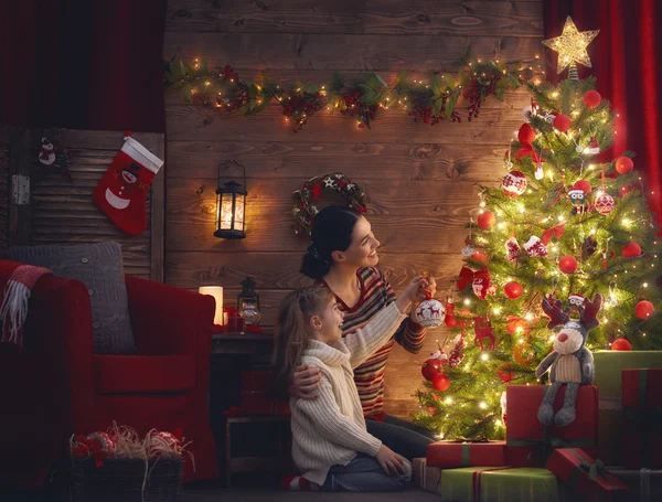 Mamma och dotter dekorera julgranen. — Stockfoto