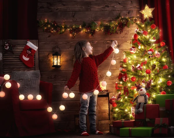 Menina está decorando a árvore de Natal — Fotografia de Stock