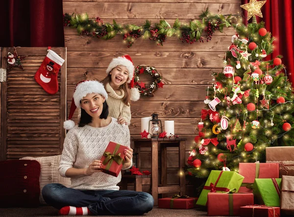 Madre e hija intercambian regalos —  Fotos de Stock