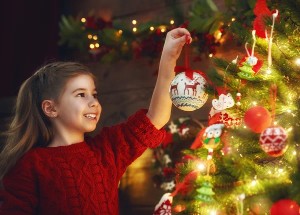 Meisje is de kerstboom versieren — Stockfoto