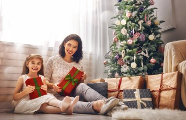 Anne ve kızı hediye alışverişi