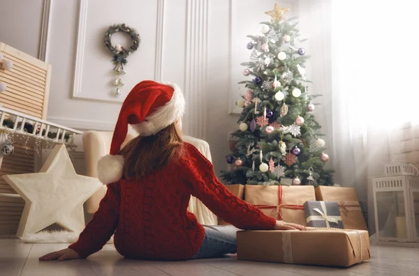 クリスマスプレゼント付きの女の子 — ストック写真