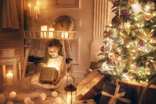 Menina com caixa mágica — Fotografia de Stock